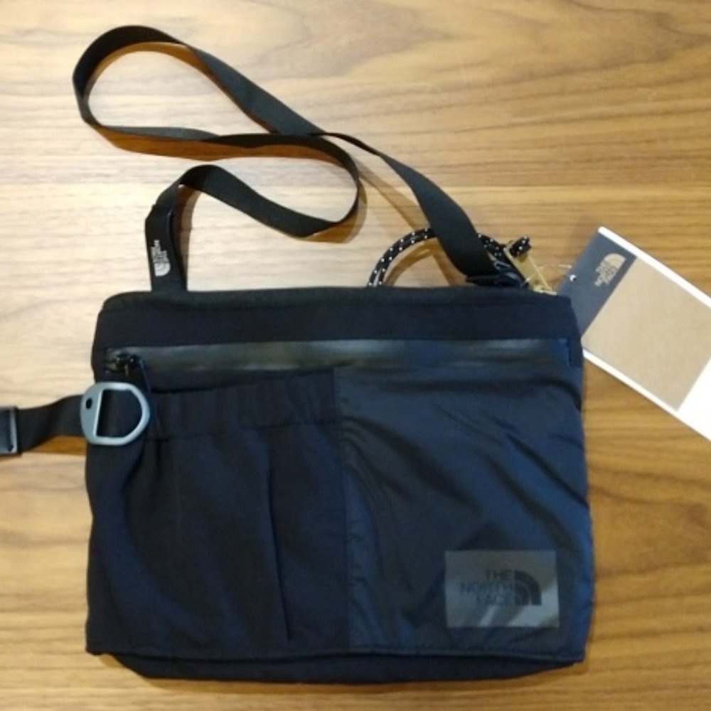 The North Face Mountain Crossbody Shoulder Bag NWT Black